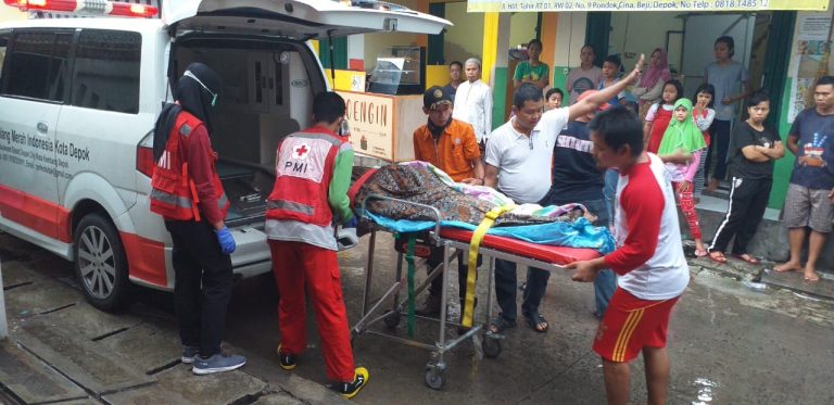 Seorang Pria Tewas Terbawa Arus Deras Saat Mencuci Pakaian di Ciliwung