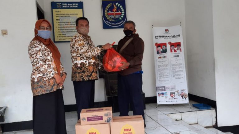 Kelurahan Sukmajaya Berikan Sembako untuk Warga Isolasi Mandiri