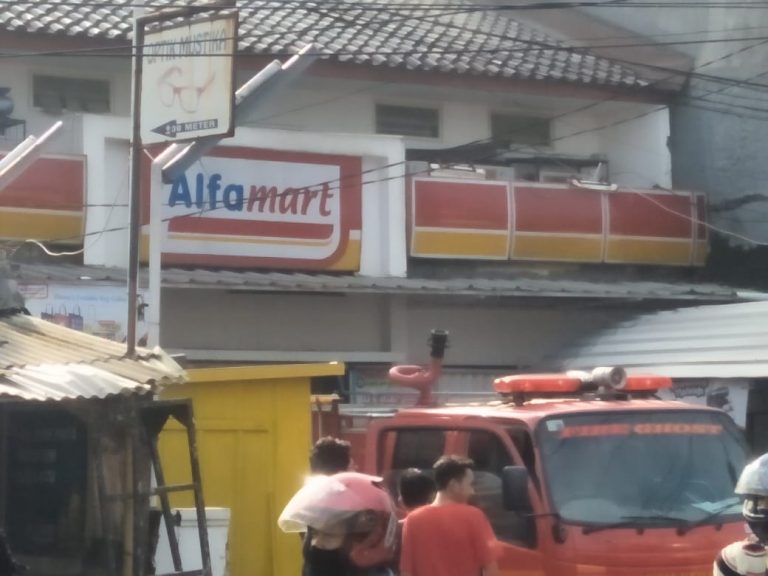Diduga Korsleting Listrik, Gudang Alfamart di Beji Nyaris Hangus Dilalap si Jago Merah