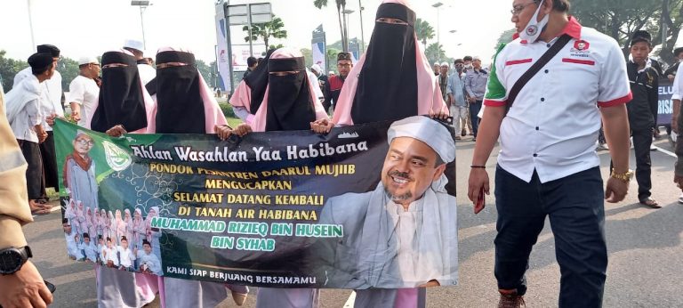 Simpatisan Rizieq Shihab Padati Kawasan Bandara Soekarno Hatta