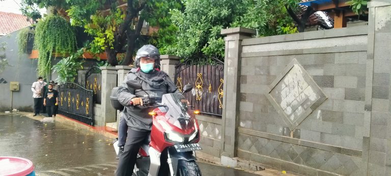 Hujan Lebat Tak Urungkan Niat Pradi Supriatna Menemui Warganya