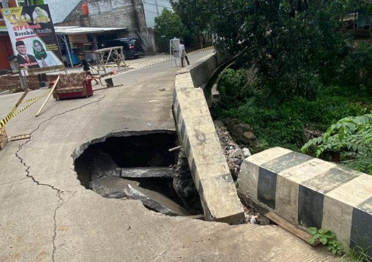 Ada Jalan Amblas di Pancoran Mas, Warga Diminta Cari Alternatif Lain