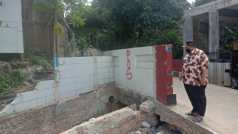 Lurah Krukut Gerak Cepat Perbaiki Turap Kali Pinang yang Jebol