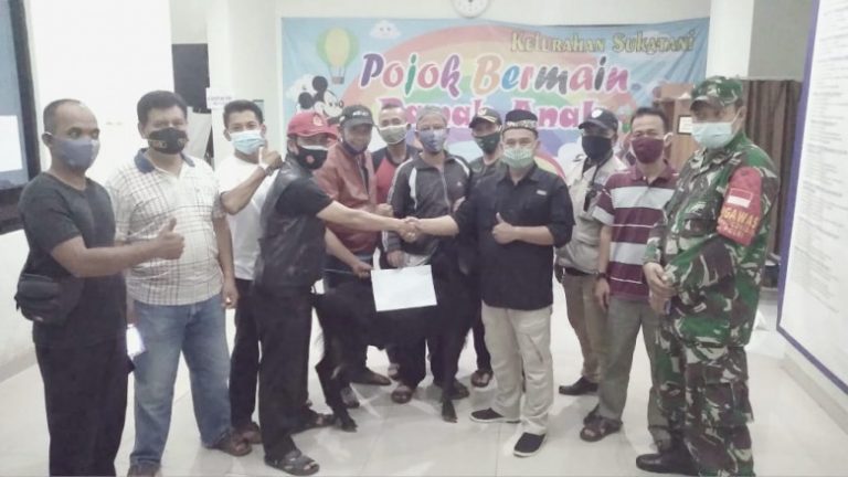 Raih Angka Partisipasi Pemilih Tertinggi, KPPS Sukatani Dihadiahi Kambing