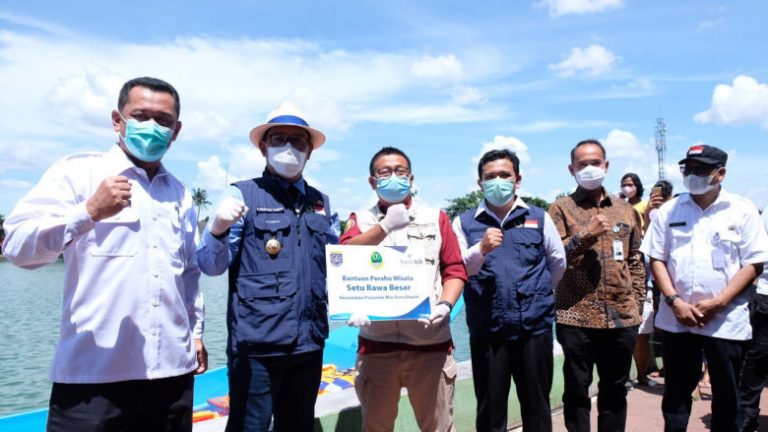 Ridwan Kamil Hadiahi Warga Situ Rawa Besar Satu Unit Perahu