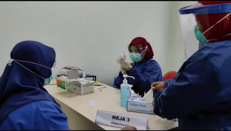 Tenaga Kesehatan  di  RSUD Depok Disuntik Vaksin Sinovac