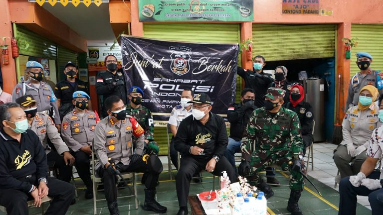 Pemkot, Polrestro dan Kodim 0508 Depok Bersama Cegah Covid-19 Dengan Berbagi Masker