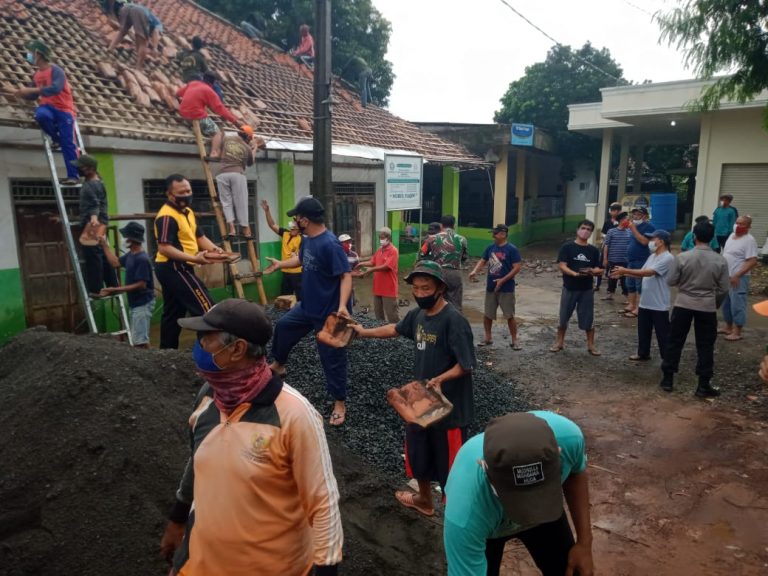 Polsek Sukmajaya dan Warga Gotong Rotong Perbaiki Majelis Taalim Nurul Yaqin