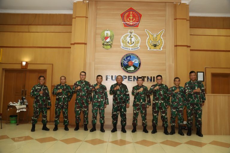 Kasum TNI Kunjungi Pusat Penerangan Puspen TNI