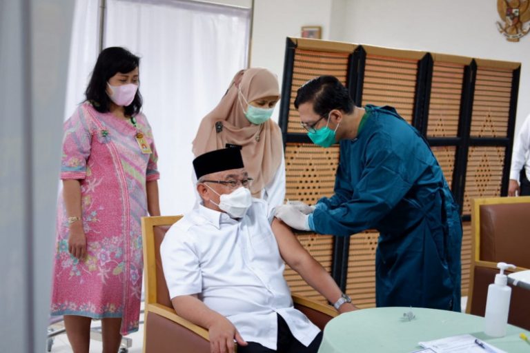 Didampingi Dinkes dam Dirut RS Hermina, Wali Kota Depok Jalani Vaksinasi Tahap Dua