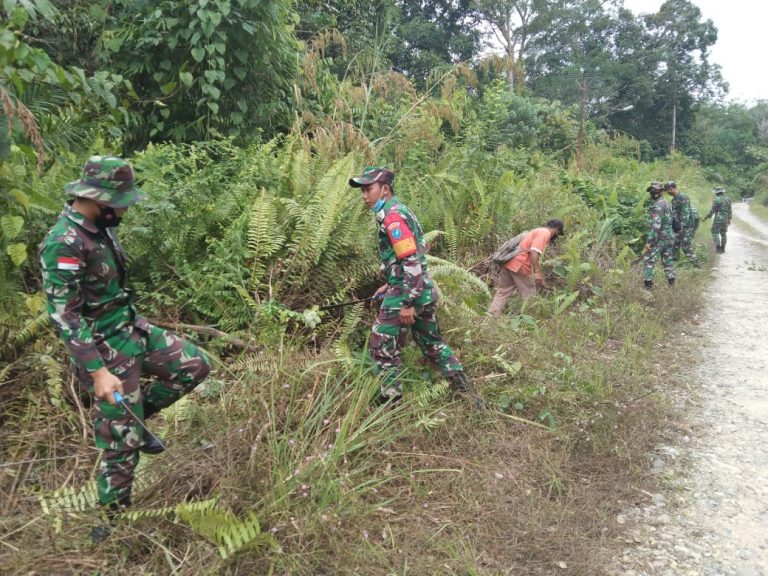 Dandim Sambas : Ciptakan Sinergitas Dengan Rakyat, Satgas TMMD Bersihkan Jalan