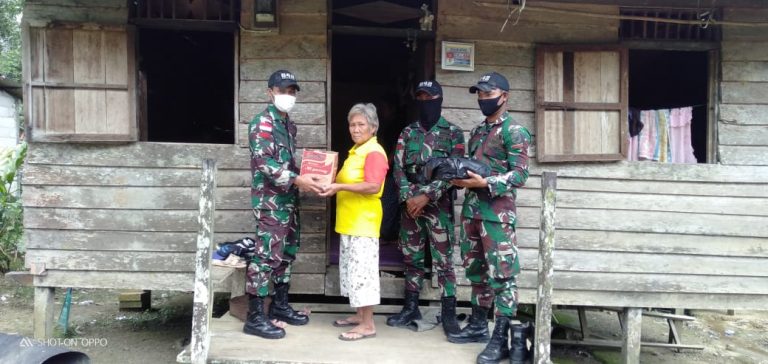 Berbagi Dengan Sesama, Satgas Pamtas Yonif 642 Berikan Bantuan Sembako Kepada Warga