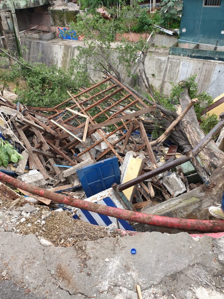 Pos Lantas Jalan Raya Bogor Tiba-Tiba Ambruk
