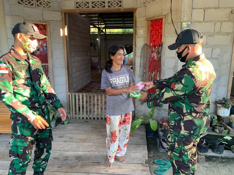 Tebar Berkah Ramadhan, Satgas Yonif 642/Kapuas Bagikan Takjil di Perbatasan
