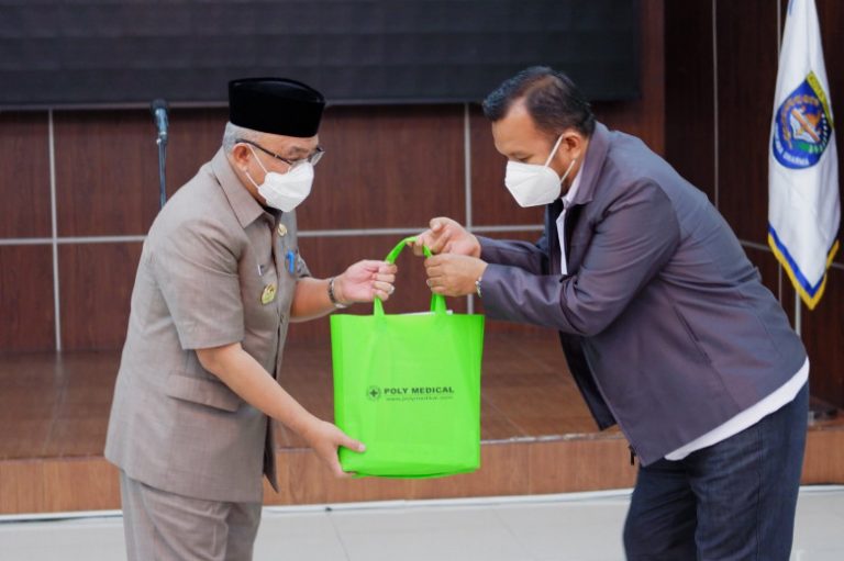 Wali Kota Depok  Terima Bantuan Ribuan Hand Sanitizer Dari PT Poly Jaya Medikal