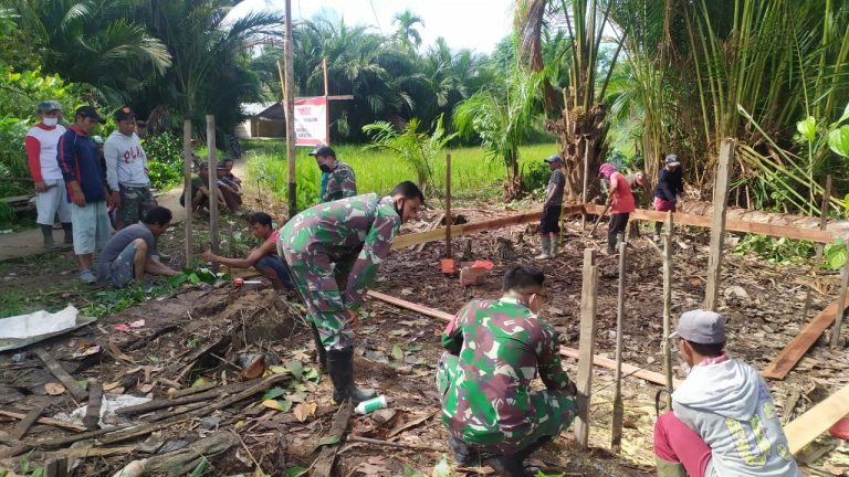 Bukti Nyata TNI Bersama Rakyat, Babinsa Koramil Selakau dan Warga Kompak Bangun Rumah Warga Yang Kurang Mampu