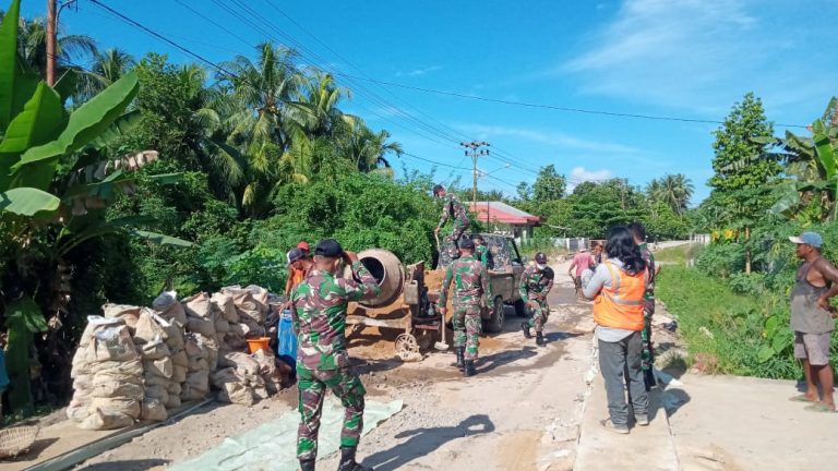 Prajurit Kipan B Yonif 645/Gty Bersama Masyarakat Karya Bakti Perbaikan Jalan