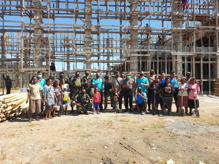 Satgas Pamrahwan Yonif 751/VJS Bersama Warga Karya Bakti Pembangunan