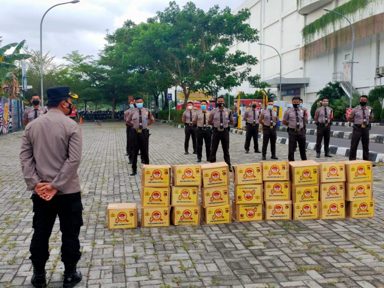 HUT Bhayangkara, Dit Binmas Polda NTB Bagikan 25 Paket Sembako Ke Satpam Epicentrum Mall