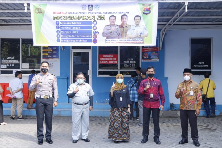 Cegah Covid-19, Ditlantas Polda NTB Bagikan APD kepada Masyarakat