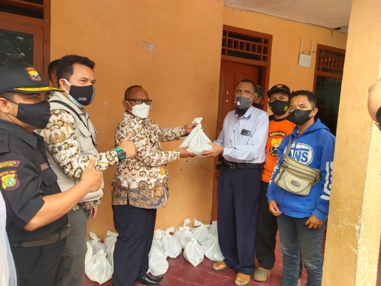 Salut, Ketua RW 04 Kelurahan Bakti Jaya Keluarkan Dana Pribadi Bantu Warga Terdampak Covid-19