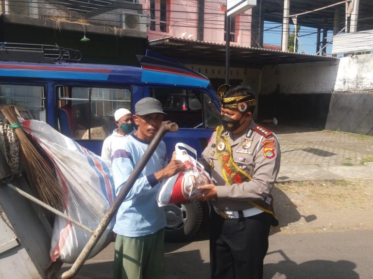 Dirlantas Polda NTB Bagi Bansos Bersama Akpol 91