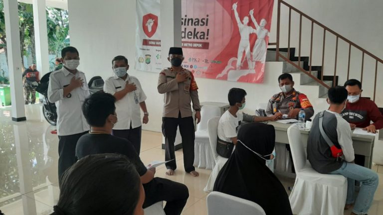 Ratusan Warga Pondok Jaya Ikuti Vaksinasi Masal