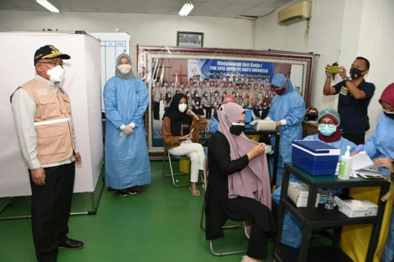 Tinjau Vaksinasi Pekerja di PT Xacti Indonesia, Wali Kota Depok: Vaksinasi Harus Mencapai 20 Ribu Dosis