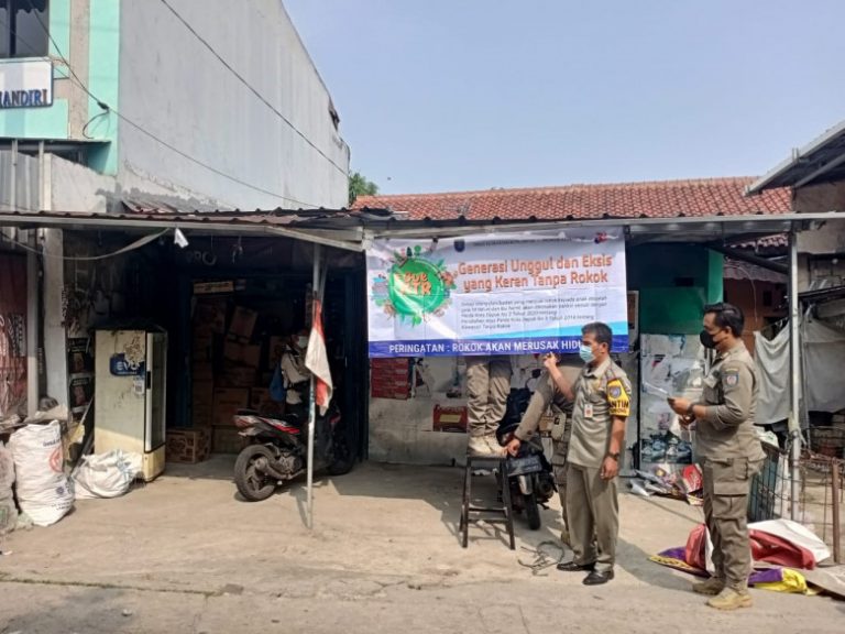 Dinilai Langgar Perda, 160 Spanduk Iklan Merokok Dicopot Anggota Sapol PP Kota Depok