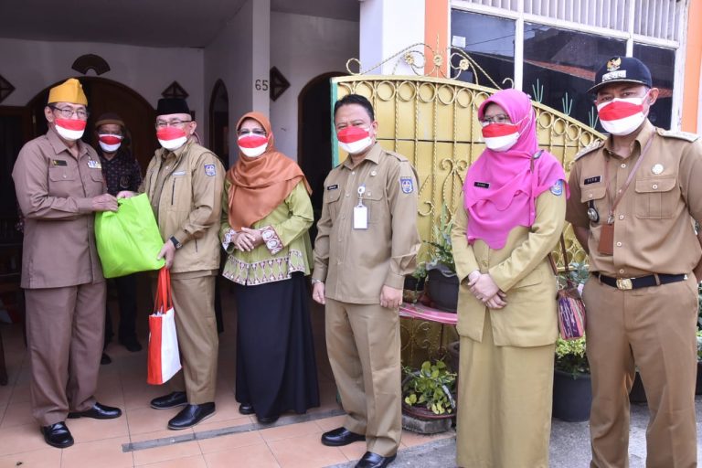 Depok Bersedekah, Wali Kota Depok Serahkan Bantuan Ke Pejuang Veteran dan Anak Yatim