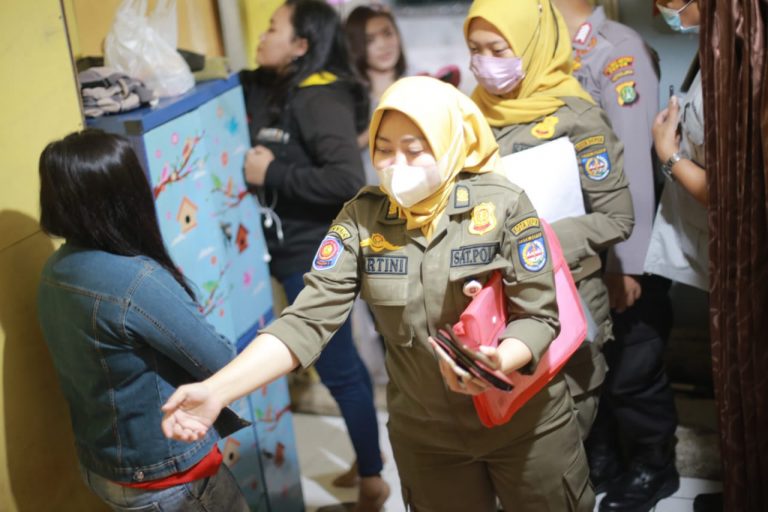 Razia Gabungan di beberapa lokasi di Kota Depok Berhasil Menjaring 13 Perempuan dan 3 Laki-laki