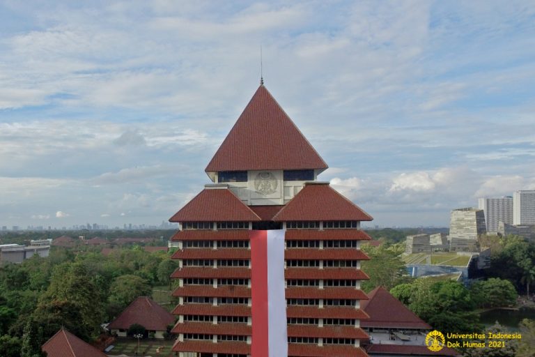 Mapala UI Bentangkan Ornamen Merah Putih Raksasa di Gedung Rektorat