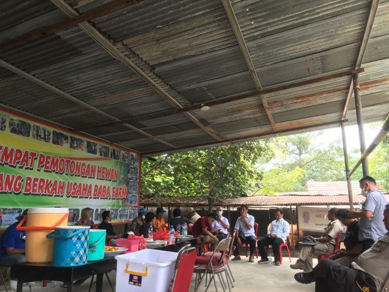 Warga Sambut Kedatangan Tim Penertiban Lahan UIII Dengan Jamuan