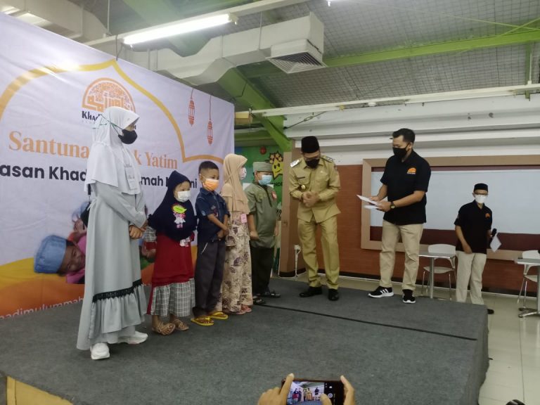 Bahagiakan Anak Yatim, Yayasan Khadimul Ummah Madani Traktir Belaja 100 Anak Yatim Di Supermarket