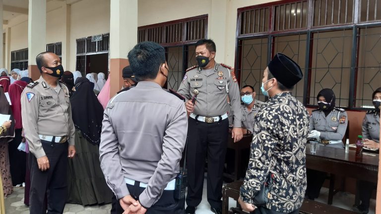 Sambut HUT Lalu Lintas Bhayangkara ke-66, Ditlantas Polda NTB Gelar Vaksinasi di Pondok Pesantren Nurul Hakim