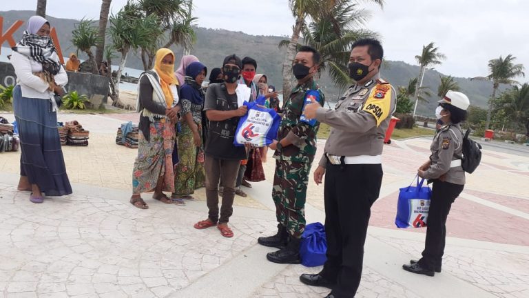 Ditlantas Polda NTB Bagi Bansos ke Pedagang di Kawasan Wisata Mandalika