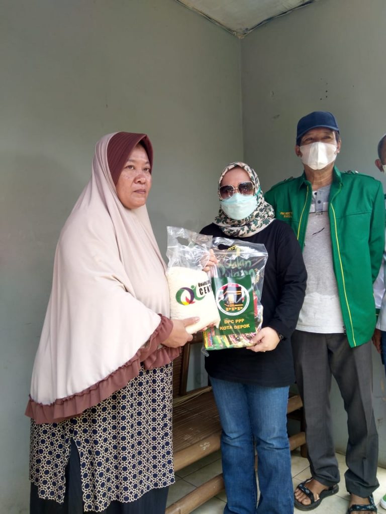 Peduli Korban Angin Puting Beliung dan Kebakaran, DPC PPP Depok Sebar Ratusan Paket Sembako