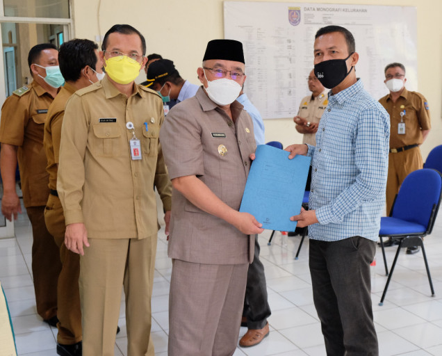 Muhammad Idris Serahkan Bantuan Untuk Warga yang Terkena Dampak Puting Beliung di Kelurah Pondok Petir