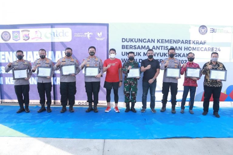 Kabid Propam Polda NTB Terima Penghargaan Dari Menparekraf Sandiaga Uno