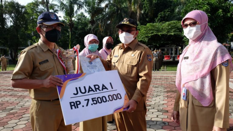 Wali Kota Depok Serahkan Penghargaan Kepada Puskemas Berprestasi