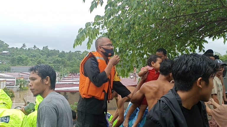Satbrimob Polda NTB Dengan Cepat Bantu Warga Gunungsari Yang Terdampak Banjir