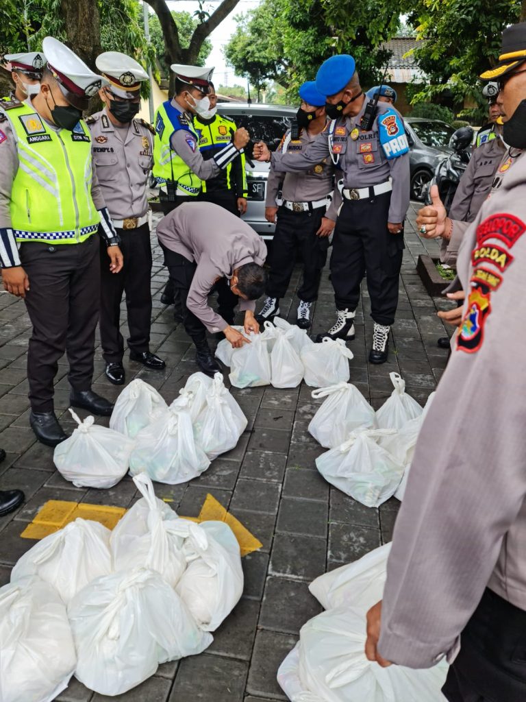 Polda NTB Salurkan Bantuan Untuk Korban Banjir di Lombok Barat