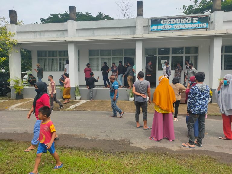 Warga Dusun Phadodol Desak Pemda Lobar Segera Lakukan Pembongkaran Menara Telekomunikasi.