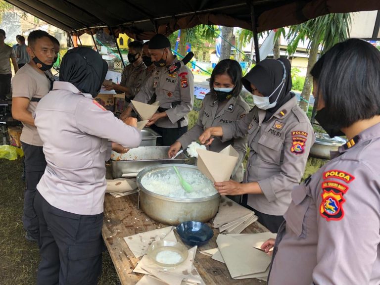 Banjir Lobar, Polwan Cantik ini Stay di Dapur Lapangan