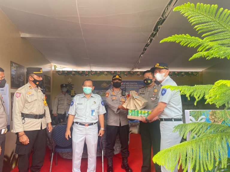 Dirlantas Polda NTB dan Kepala PT Jasa Raharja Beri Bingkisan Kepada Petugas Operasi Lilin Rinjani 2021
