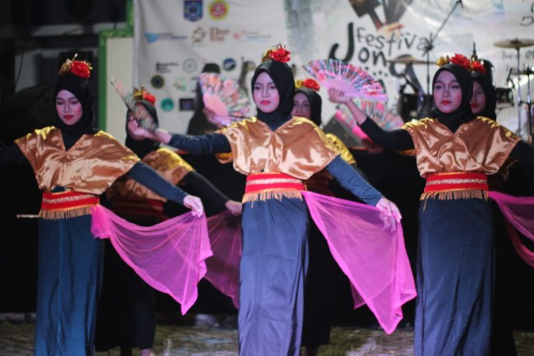 Bangkitkan Pariwisata Pasca Pandemi Karang Taruna Bersama Pemerintah Desa Sesela Gelar Jonjong Sesela