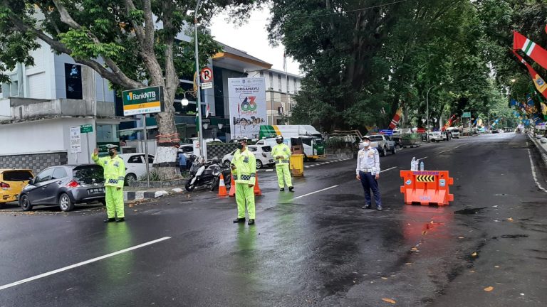 Intensitas Hujan Tinggi, Sat Lantas Polresta Mataram Tingkatkan Patroli Di Jalan