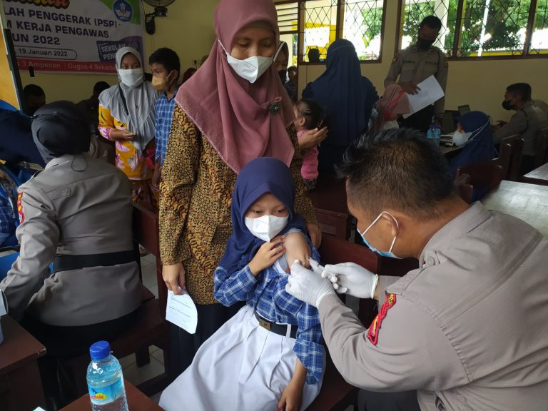 Gerai Vaksin Si Dokkes Polresta Mataram Di SDN 5 Ampenan