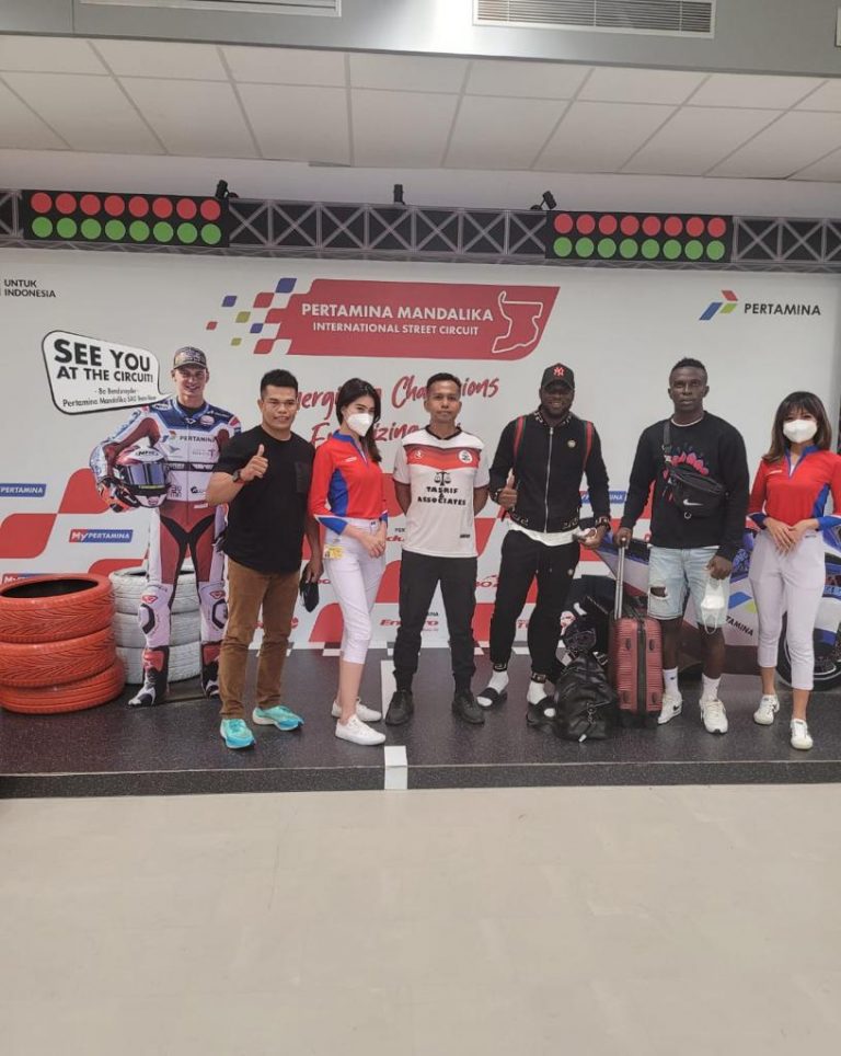 Transit Sesaat di Bandara Internasional Lombok, pemain Wera FC Tetap Terlihat Bugar