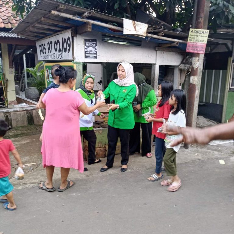 Hj Qonita Lutfiyah Tebar Ribuan Bungkus Takjil Kepada Pengendara yang Terjebak Kemacetan